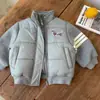 Chaqueta Acolchada Infantil 2025 Invierno Chaqueta de Marca Moderna para Niños Chaqueta de Béisbol Cálida para Bebés y Niños Pequeños Abrigo de Algodón a la Moda