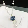 Collar de Perlas de Camelia que Gotea Aceite Nueva Moda para Mujer Exquisita Cadena Larga para Suéter Colgante Versátil de Ropa de Alta Gama