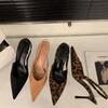 Sandalias Baotou de tacón alto con estampado de leopardo francés de Niche, zapatos de hadas, primavera y verano 2025, zapatos de ante con punta puntiaguda.