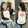 Camada de Base Térmica de Fleece Quente Infantil Estilo Outono/Inverno 2026 Camiseta de Manga Longa Color Block com Gola Redonda para Meninas Roupa Íntima Top Amiga da Pele