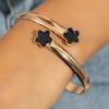 Pulsera de Trébol de Cinco Hojas con Incrustaciones de Diamantes de Aleación de Moda Transfronteriza Europea y Americana Joyería Set de Tres Piezas Pulsera Geométrica Simple Lisa Venta al por Mayor