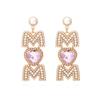 Moda Europeia e Americana Estilo Luxo Leve Liga de Zinco Diamante Brincos Letra de Amor MOM Estilo Luxo Leve Brincos de Pérola Imitação para Mulheres