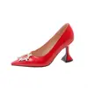 33 tacones de aguja de comercio exterior moda AliExpress talla poco profunda talla 43 zapatos sencillos primavera y otoño zapatos con hebilla metálica blanco rojo