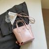 Bolso pequeño de estilo extranjero de alta gama para mujer, nuevo bolso de mensajero de moda combinable para todo, bolso de mano tipo cubo de verano súper popular, 2025