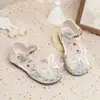 Sandalias de cuña para niñas, estilo cuento de hadas, princesa, suela suave, con pedrería, 2026, verano, zapatos nuevos de cuero de moda para niñas pequeñas