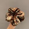 Corea del Sur Marrón Vintage Floral Elegante Capullo de Flor Anillo Intestino Grueso Femenino de Alta Gama Suave Elegante Cuerda para Atar Detrás de la Cabeza