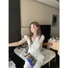 Camisa de Verano de Manga Corta con Cuello en V de Color Sólido para Mujeres Petites, Estilo Coreano Dulce y Picante Ajustada Versátil Moderna Top Ins