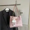 Bolso de Hombro Tipo Tote para Mujer de Estilo Fresco y Sencillo con Diseño Tricolor en Relieve y Juguete de Peluche, Bolso Versátil para el Día a Día al por Mayor