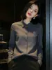 Camisa Nueva de Otoño 2026 para Mujer, Color Gris, Cuello Solapa, Manga Larga, Gama Alta, Elegante, Rejuvenecedora, Corte Holgado, Top Adelgazante