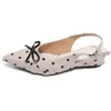 Zapatos planos de estilo francés con lazo de lunares y punta fina para mujer, nuevo modelo de verano 2026, cómodos y versátiles con tira trasera, zapatos bajos
