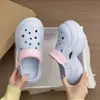2026 Sapatos de Buraco EVA Verão Feminino Solado Grosso Uso Externo Novos Sandálias Fechadas de Alta Qualidade para Praia Resistentes ao Desgaste Respiráveis para Mulheres