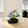 Flores artificiais de jasmim dourado em vaso de pedras para decoração de varanda de casa, flores falsas em um pequeno ornamento de bonsai plano