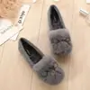Zapatos de algodón mullidos para mujer, nuevo estilo de invierno 2026, cálidos, de suela plana, forrados de felpa, de suela suave, con decoración de lazo, planos de moda y casuales