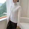 Nova blusa de base de malha de cashmere para outono e inverno, moderna e versátil para o trabalho, macia e confortável, cor sólida, gola alta sobreposta, corte solto para mulheres