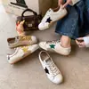 Zapatillas Blancas de Moda con Estampado de Estrellas 2026 Modelo Nuevo Versátiles para Todas las Estaciones Zapatos Deportivos Casuales con Parte Superior Suave y Suela Suave