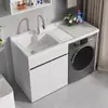 Gabinete de lavandería para balcón de aluminio tipo panal con lavadora integrada, incluyendo una tabla de lavar y un fregadero de piedra de cuarzo artificial con una barrera de agua