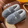 Chinelos de algodão espessos para mulheres, chinelos de casa de inverno para ambientes internos com salto e forro de fleece para aquecimento, chinelos de casa de inverno com sola grossa para homens