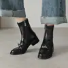 Botas Finas Fashionáveis Estilo Britânico com Fivela de 3,5 cm Outono e Inverno 2025 Novas Botas Curtas com Bico Redondo e Salto Grosso com Zíper Lateral para Mulheres