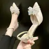 Salto Alto Apontado com Laço de Strass Estilo Celebridade 2026 Novo Sandália de Tira Fina Salto Fino Vazado Sapatos Únicos Principais Sapatos para Vestido de Casamento
