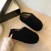 Bonitas zapatillas de pelo de nuevo estilo 2026 para mujer, se pueden usar en el exterior, punta completamente cerrada, forro de felpa, zapatillas de algodón, calidez para el hogar en invierno, que aumentan la altura, suela gruesa