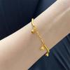 Pulsera con Cascabel Colgante de Barra Redonda de Tres Secciones Estilo Caperucita Roja Dorada Imitación Un Paso Luz de Lujo Pulsera de Alta Calidad Versátil