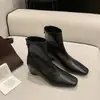 Botas de couro femininas de cano curto com salto oculto, estilo coreano versátil, salto grosso elegante, bico quadrado, caimento justo, cano curto, adequadas para mulheres baixinhas, botas Martin