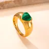 Anel Popular de Aço Inoxidável Transfronteiriço para Mulheres, Anel Vintage de Nicho de Luxo Leve com Design de Coração Fundido e Incrustação de Pedra Natural, Joia de Aço Titânio