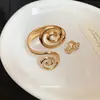 Pulseira Aberta Espiral de Metal Europeia e Americana Personalizada Moda Design Exagerado Pulseira Versátil Joia de Luxo Leve de Alta Qualidade para Mulheres