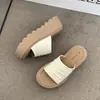 Solado plataforma aumentando altura sapatos femininos casa férias compras 2026 nicho estilo não comum chinelos femininos plissado simples generoso
