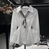 Bufanda de Seda con Diseño Retro Camisa Blanca de Manga Larga Nuevo Estilo Otoño 2026 Top Elegante que Ceñe la Cintura Adelgazante 10287