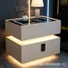 Mesita de noche inteligente de lujo moderno con iluminación ambiental flotante, cerradura de contraseña y carga inalámbrica para uso en dormitorio del hogar