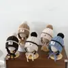 Gorro de lana con pompón estilo coreano para niños, moderno y versátil, con diseño de oso de retazos, gorro de punto para abrigarse al aire libre y proteger los oídos, gorro sin cierre para niños
