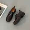 Zapatos de cuero para mujer estilo británico retro, nuevo modelo de otoño 2026, mocasines de punta redonda con suela gruesa, tacón grueso y cierre de velcro