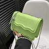 Bolso retro para mujer, primavera y verano 2024, nuevo bolso de color liso, sencillo, de moda, informal, con cadena, bandolera de hombro, pequeño, cuadrado.