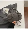 Bolso tipo baguette casual portátil de diseño exclusivo para mujer 2025 Invierno Nuevo Textura de alta gama Estilo occidental Bolso de un solo hombro cruzado