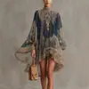 Estilo europeo nuevo 2026 cuello alto estampado suelto estilo vacacional chal manga larga irregular vestido de mujer