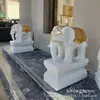 Figurillas de Elefante de Piedra Estilo Tailandés en Mármol Blanco con Acentos Dorados, un Par de Elefantes de Piedra para la Entrada del Hogar, Adornos Auspiciosos para las Entradas de Empresas