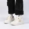 Zapatillas Universales Invisibles para Aumentar la Altura Zhq-Hy1015 Verano Retro Nicho Zapatos de Hombre Blancos con Suela Gruesa para Aumentar la Altura para Hombres