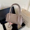 Bolsa Boston de Mão com Textura de Lichia Estilo Retrô Francês para Mulheres Nova Moda Outono/Inverno Versátil para o Dia a Dia Bolsa de Ombro Único Transversal