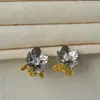 Brincos Florais Tridimensionais Plissados de Design Europeu e Americano de Nicho com Zircônia Contrastante Dourada e Prateada e Diamantes Cintilantes, Brincos de Luxo de Alta Qualidade para Mulheres