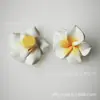 Flores artificiais acessórios estilo praia havaiana frangipani pulseira de férias na praia enfeites de grampo de cabelo acessórios de argila macia