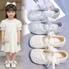 Sapatos de Princesa para Menina 2026 Primavera/Outono Novos Sapatos de Princesa Estilosos para Crianças Solado Macio Laço de Renda Sapato de Cristal para Menina