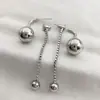 Um Par de Brincos de Franja com Bolas Pequenas Douradas Cheios de Diamante para Mulheres, Luxo Acessível, Moda Elegante de Alta Qualidade, Brincos com Pino de Prata S925