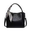 Bolso de mano de seda a la moda para mujer, nuevo y elegante bolso tote tipo cubo vintage con un toque de alta gama, bolso cruzado de gran capacidad, diseño simple