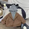 Chaqueta de cuero de otoño estilo coreano para niños, imitación de dos piezas, nuevo modelo 2026, chaqueta súper elegante y guapa para niños y bebés