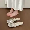 Sandalias de Verano 2026 Estilo Francés Nuevo con Lazada, Punta Cuadrada y Tacón Grueso para Mujer, Sandalias Planas Versátiles con Tira Fina Inspiradas en Chanel, Tacón Medio