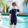 Traje de baño de una pieza para niños, Tallas mediana y grande, Protector solar, Manga corta, Pantalón de cinco cuartos, Traje de baño deportivo para piscina para niños