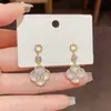 Brincos Pingente Flor de Madrepérola com Zircônia Agulha de Prata Exquisitos Leve Luxo Temperamento Brincos Modernos Versáteis Brincos de Alta Qualidade para Mulheres