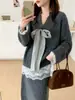 Nueva Colección Otoño/Invierno 2026: Suéter de punto con cuello en V y lazo de encaje patchwork + Conjunto de dos piezas de falda de punto de cintura alta para mujer