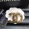 Broche Xiangjia Cobre Banhado a Ouro Letra C Versão Alta Pequeno Broche de Fragrância Retro Acessórios de Vestuário de Luxo Acessível de Alta Qualidade para Mulheres